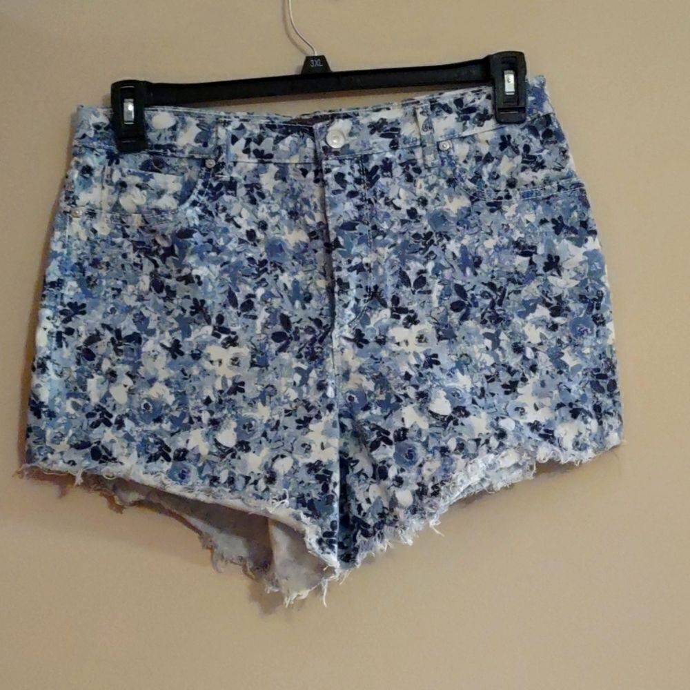 Gloria Vanderbilt women's size 10 blue floral Amanda Short Shorts frayed hem